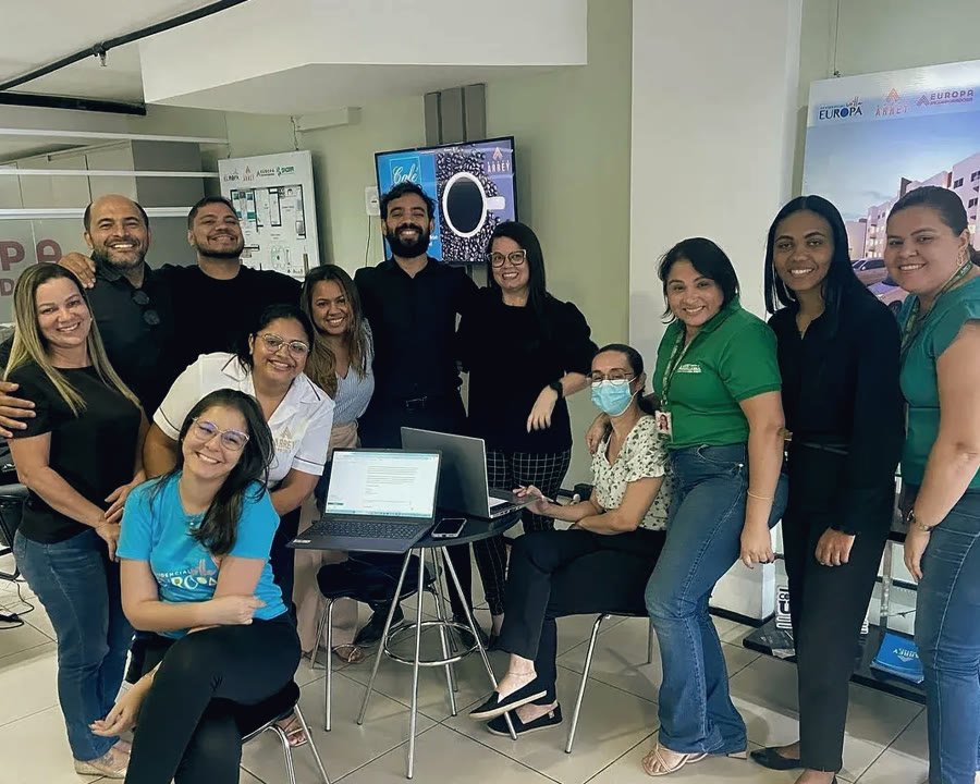 Gabriel com a equipe do Grupo Arrey no Café com inovação, treinamento de IA