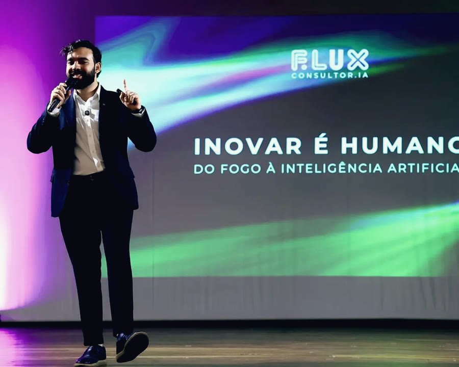 Gabriel no palco da palestra Inovar é humano