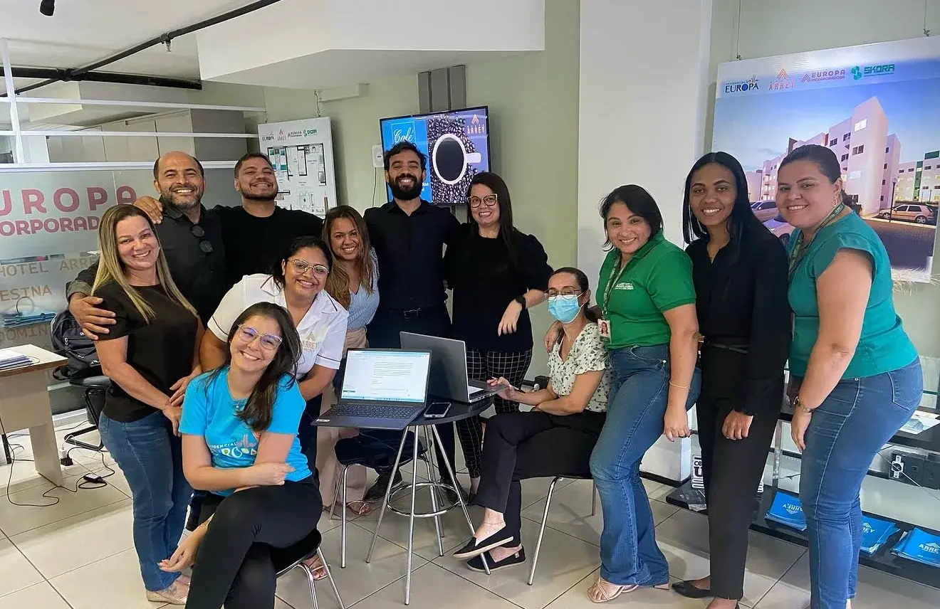 Gabriel Esteves com colaboradores do Grupo Arrey no Café com inovação, capacitação em inteligência artificial