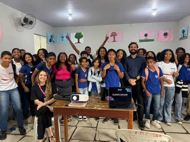 Turma de estudantes em formação de IA em uma escola