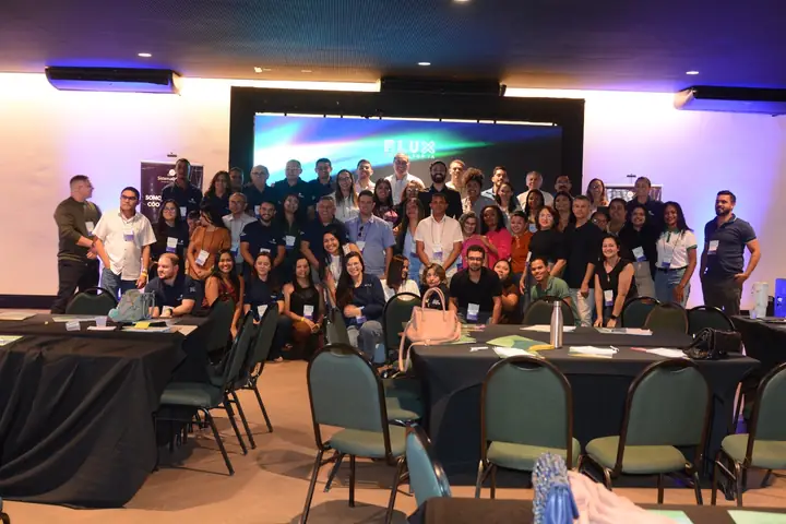 Participantes reunidos em evento de IA