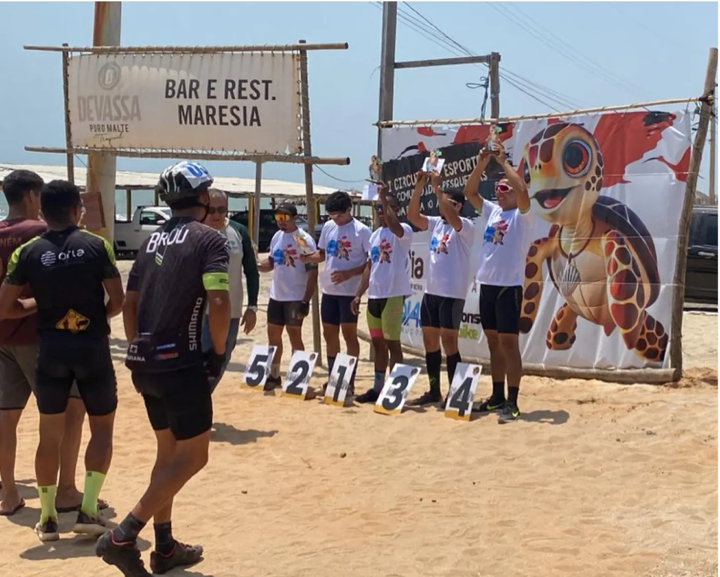 Entrega dos troféus no 1º Circuito de Esportes das Comunidades Pesqueiras da Praia do Arrombado