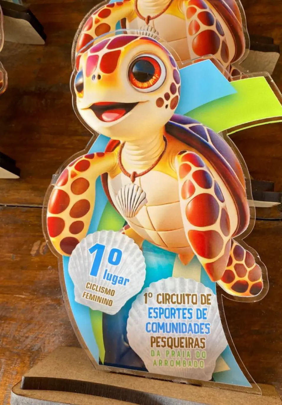Troféu do 1º Circuito de Esportes das Comunidades Pesqueiras com a mascote Sophia