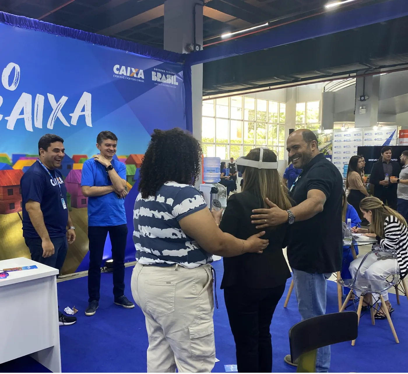 Visitante usa óculos de realidade virtual no estande da Expo Imóveis