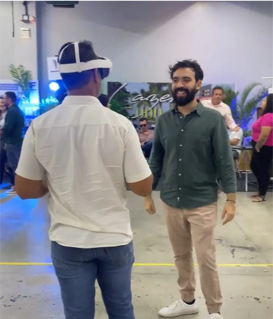 Gabriel Esteves acompanha um visitante no decorado virtual Villa II