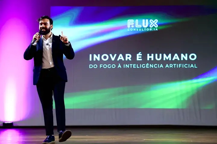 Gabriel Esteves no palco da palestra “Inovar é humano: do fogo à inteligência artificial”