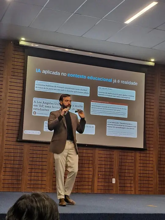 Gabriel Esteves apresentando sobre IA aplicada à educação