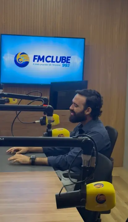 Gabriel Esteves em entrevista na rádio FM Clube